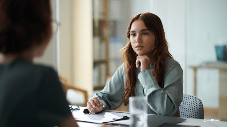 Ein Arbeitgeber im Gespräch mit der HR-Managerin über die Krankheitsvertretung eines erkrankten Arbeitnehmers – Thema ist der Befristungsgrund des Arbeitsvertrages sowie die Auswirkungen auf das bestehende Arbeitsverhältnis.