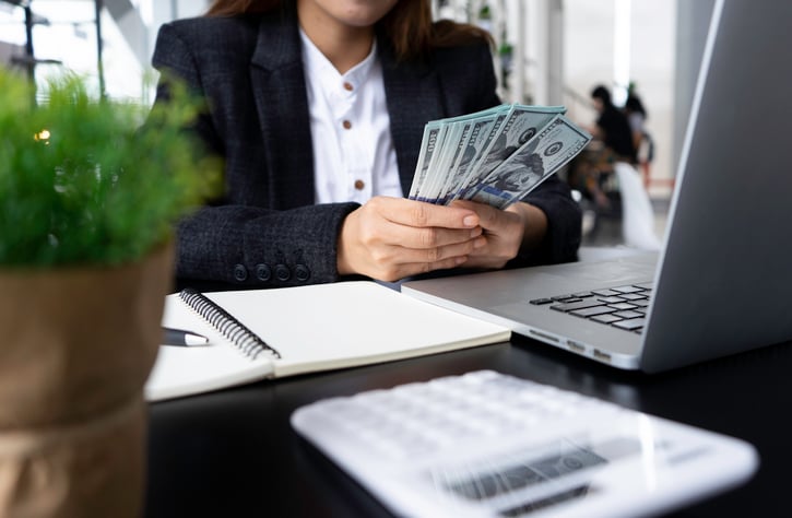 empleada contando su salario base