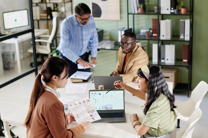 Arbeitnehmer und Arbeitgeber diskutieren anteilige Gehaltsberechnungen.