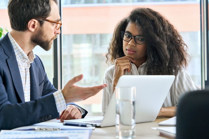 Mitarbeiter und Chef im Rückkehrgespräch am Arbeitsplatz - Mitarbeitergespräch