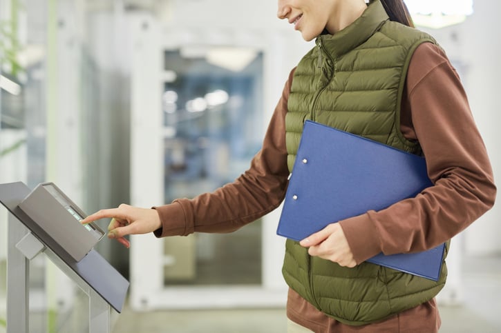 Ob zum Feierabend oder zum Start in den Bürotag – wenn Mitarbeiter ständig vergessen, sich nach der Arbeit auszustempeln und damit ihre Arbeitszeit offiziell nicht endet, ist das für Arbeitgeber ein Problem, dem sie notfalls mit der Kündigung begegnen müssen.